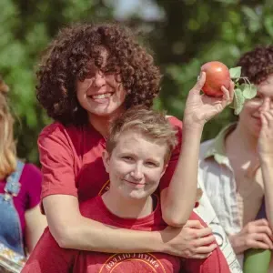 两个学生摘苹果.